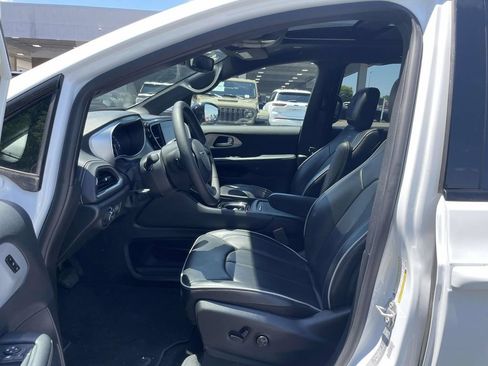 Used 2025 Chrysler Pacifica Limited FWD image 28