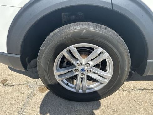 Used 2023 Ford Explorer XLT AWD/4WD image 46