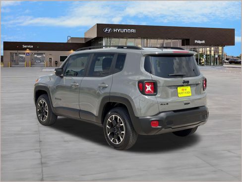 Used 2023 Jeep Renegade Latitude AWD/4WD image 3