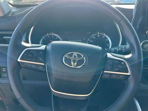 Used 2024 Toyota Highlander XLE image 19