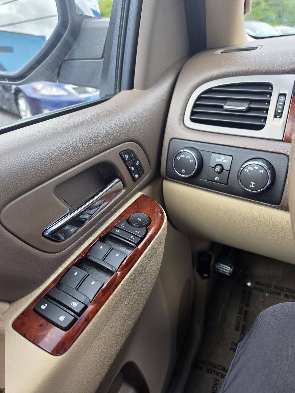 Used 2011 Chevrolet Avalanche LTZ AWD/4WD image 19