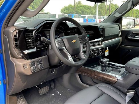 Used 2025 Chevrolet Silverado 1500 LT w/ Leather Package AWD/4WD image 10