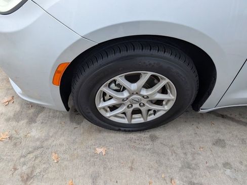 Used 2024 Chrysler Pacifica Touring-L image 7