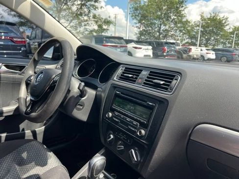 Used 2015 Volkswagen Jetta SE FWD image 32