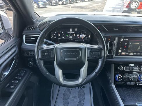 Used 2022 GMC Yukon XL Denali image 14