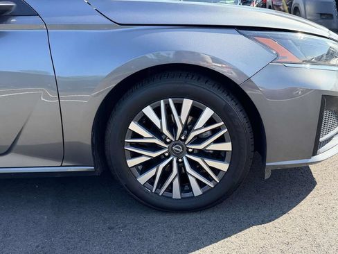 Used 2023 Nissan Altima 2.5 SV FWD image 11