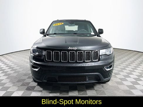Used 2019 Jeep Grand Cherokee Laredo image 4
