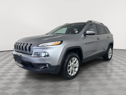 Used 2017 Jeep Cherokee Latitude FWD image 3
