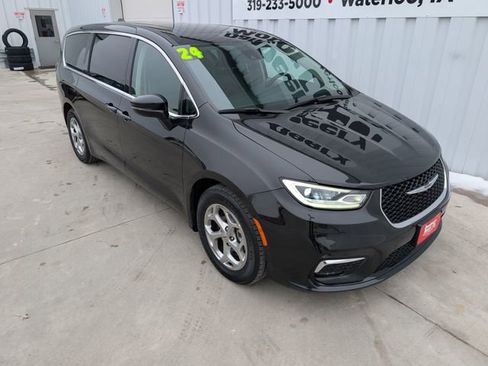 Used 2024 Chrysler Pacifica Limited image 7