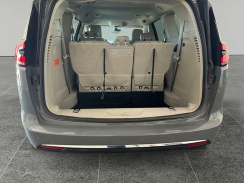 Used 2021 Chrysler Pacifica Touring-L FWD image 13