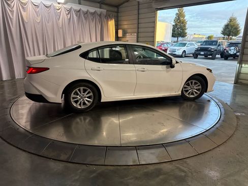 Used 2025 Toyota Camry LE w/ Convenience Package FWD image 4