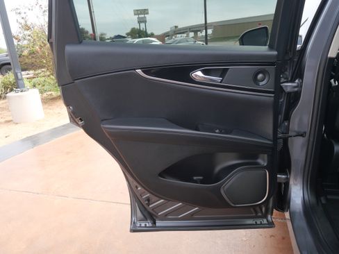 Used 2022 Lincoln Nautilus Reserve w/ Equipment Group 201A image 9