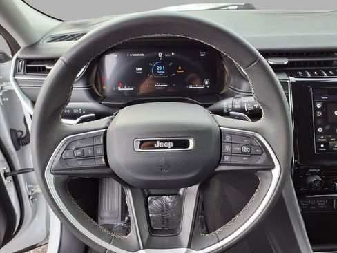 Used 2023 Jeep Grand Cherokee Laredo image 13