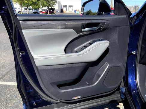 Used 2025 Toyota Highlander Limited image 18
