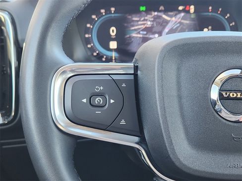 Used 2023 Volvo XC40 B5 Ultimate image 16