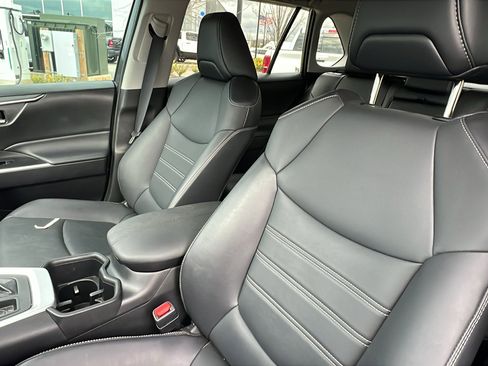 Used 2022 Toyota RAV4 XLE Premium image 18