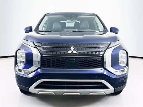 Used 2024 Mitsubishi Outlander SE image 2