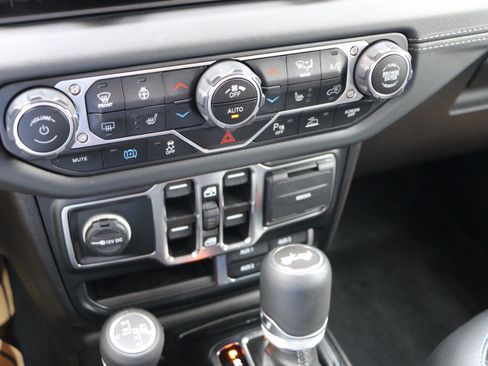 Used 2024 Jeep Wrangler High Altitude AWD/4WD image 21