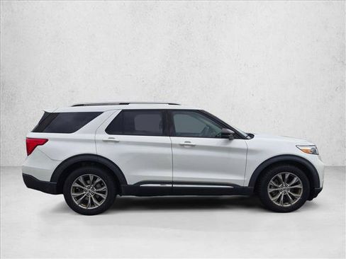 Used 2022 Ford Explorer Limited w/ Equipment Group 301A RWD image 2
