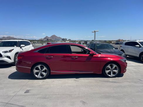Used 2018 Honda Accord Touring image 2