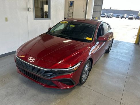Used 2024 Hyundai Elantra SEL FWD image 2