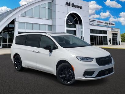 New 2026 Chrysler Pacifica Limited w/ S Appearance Package