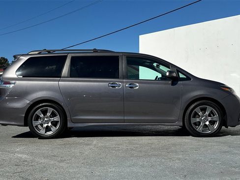 Used 2018 Toyota Sienna SE image 3