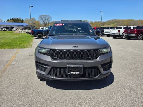 Used 2024 Jeep Grand Cherokee Altitude AWD/4WD image 2