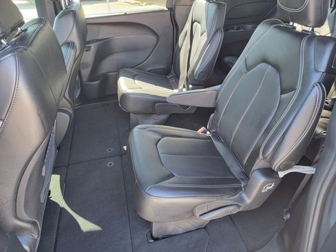 Used 2025 Chrysler Pacifica Select image 12