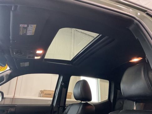 Used 2022 Toyota Tacoma TRD Off-Road image 18