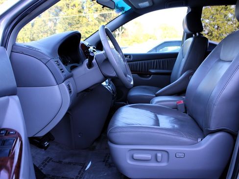 Used 2005 Toyota Sienna XLE image 13