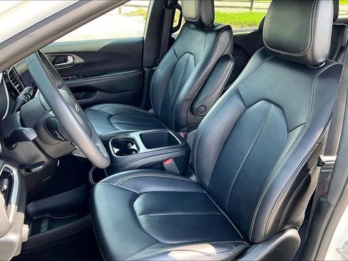 Used 2025 Chrysler Pacifica Select FWD image 23