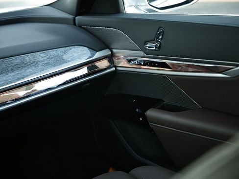 Used 2025 BMW i7 eDrive50 w/ Premium Package image 31