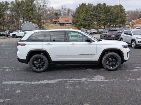 New 2026 Jeep Grand Cherokee Altitude image 4