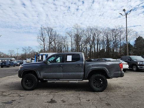 Used 2017 Toyota Tacoma TRD Off-Road image 2
