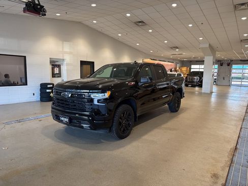 Used 2023 Chevrolet Silverado 1500 RST image 2