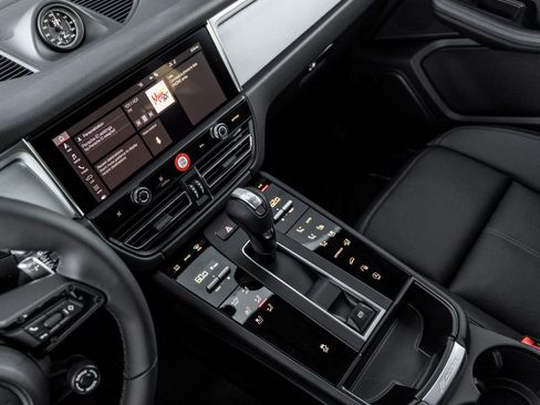 Certified 2026 Porsche Macan AWD/4WD image 32