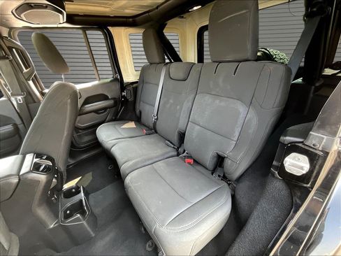 Used 2019 Jeep Wrangler Unlimited Sahara AWD/4WD image 21