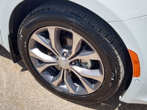 Used 2020 Chrysler Pacifica Limited w/ Tire & Wheel Group FWD image 35
