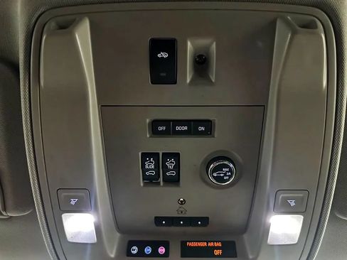 Used 2017 Cadillac Escalade Luxury RWD image 34