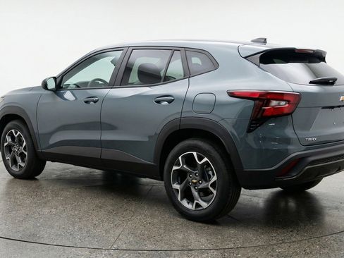 Used 2025 Chevrolet Trax LT FWD image 6