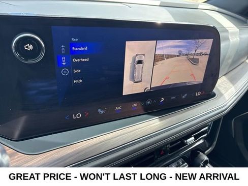 Used 2025 Chevrolet Suburban Z71 image 12