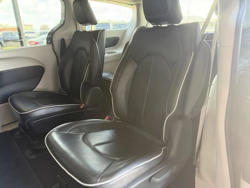 Used 2022 Chrysler Pacifica Limited FWD image 16