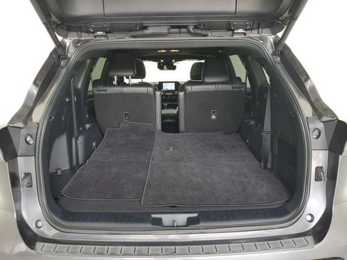Used 2024 Toyota Highlander XSE FWD image 11