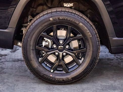 New 2025 Jeep Grand Cherokee L Altitude image 12