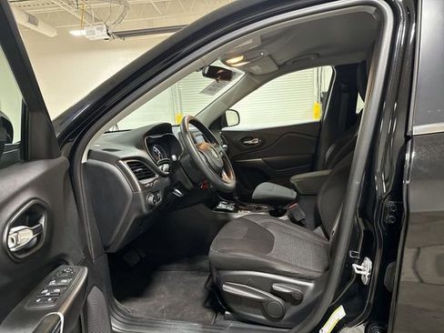 Used 2019 Jeep Cherokee Latitude w/ Popular Appearance Group FWD image 19