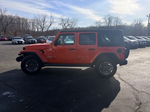 Used 2018 Jeep Wrangler Unlimited Sahara w/ Cold Weather Group image 4