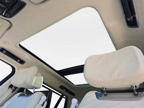 Certified 2024 Land Rover Range Rover SV image 31