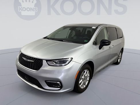 Used 2024 Chrysler Pacifica Touring-L image 1