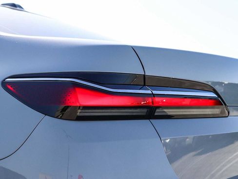 Used 2023 BMW 740i w/ Parking Assistance Package image 11